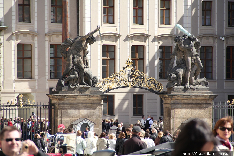 Вход в первый двор Пражского Града — Ворота Гигантов Прага, Чехия