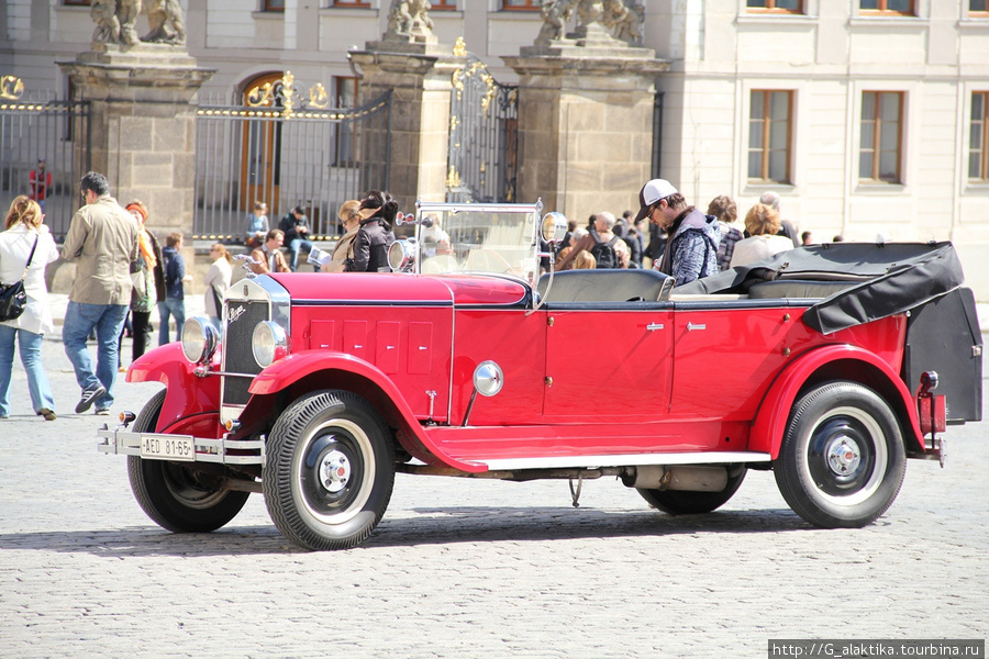 По территории Пражского Града и Градчанской площади может передвигаться только исторический транспорт для туристов и автомобиль президента. Прага, Чехия