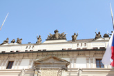 Королевский, а теперь президентский дворец в первом дворе Пражского Града