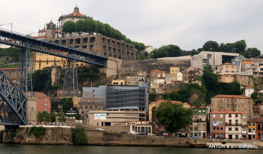 Вид на Вила-Нова-ди-Гайю с наборежной Дору в Порто Вила-Нова-де-Гайа, Португалия