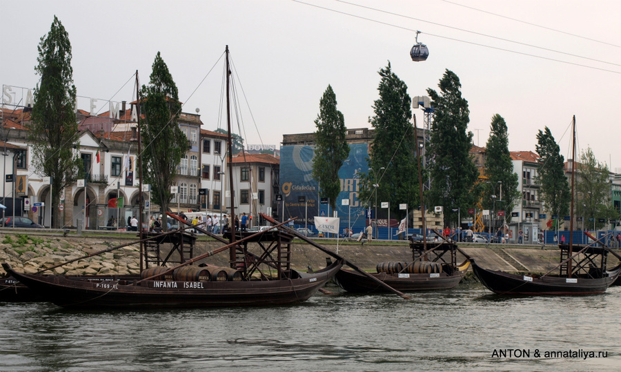 Лодки рабелу, на которых издавна привозили вино из долины Дору Вила-Нова-де-Гайа, Португалия