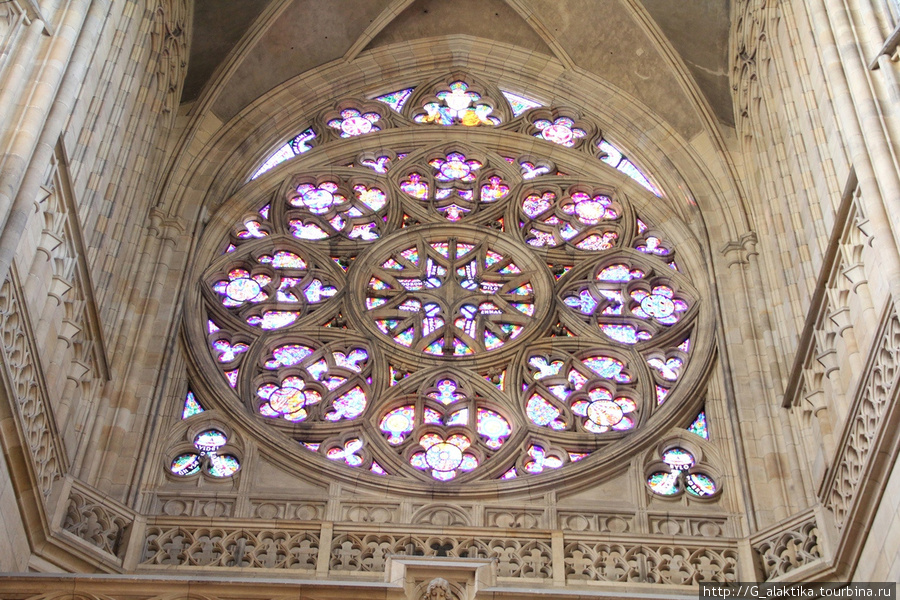 Собор св.Вита, окно — роза над входом Прага, Чехия
