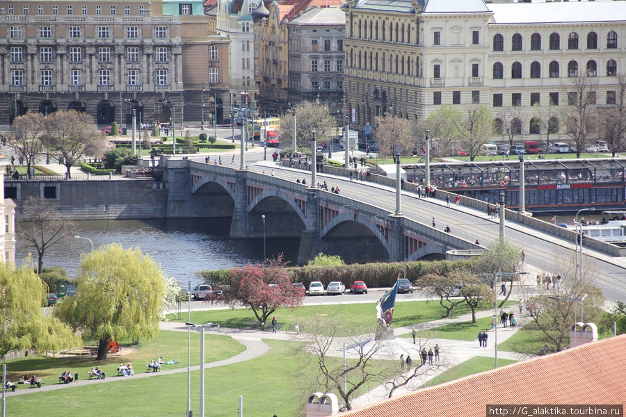 Вид на Прагу из Пражского Града, какая изумительная идиллия на острове. Эх, пражане как я Вам по хорошему завидую. Какие Вы молодцы Прага, Чехия