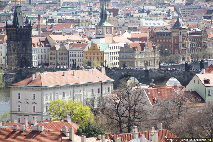 Вид на Карлов мост из Пражского Града Прага, Чехия