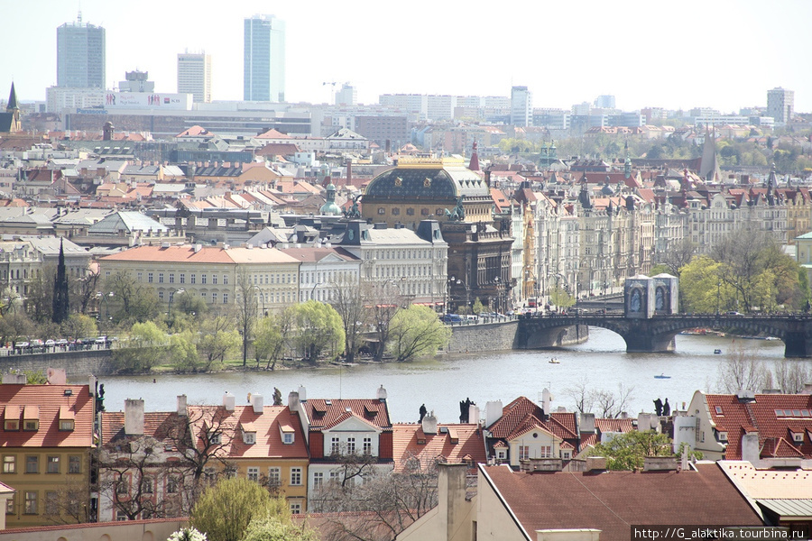 Вид на набережную Праги из Пражского Града. Желто-коричневое здание это Национальный театр праги Прага, Чехия