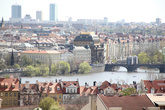 Вид на набережную Праги из Пражского Града. Желто-коричневое здание это Национальный театр праги