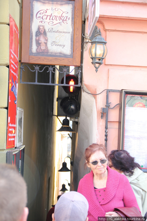 Самая узкая улица в Праге, два человека не помещаются. Поэтому и светофор, если горит красный  —  занято, подождите пока другой человек пройдет, а потом идите. Прага, Чехия