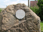 На камне выбито на белорусском:
«12 IX 1771 тут адбылася бiтва канфедэратаў гетмана М.К.Агiнскага з войскамi А.Суворава. Pokoj ich duszom».