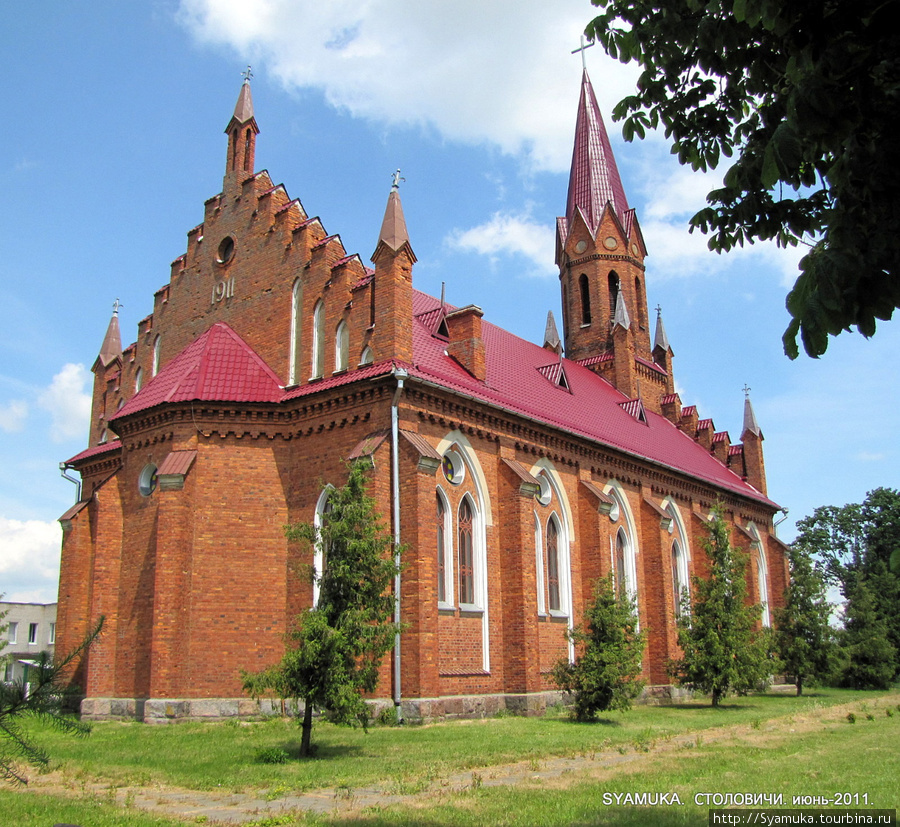 Католический костел красный