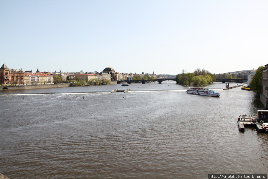 Вид с Карлова Моста, Влтава красивая, глубоководная и широкая. Вода чистая. Прага, Чехия