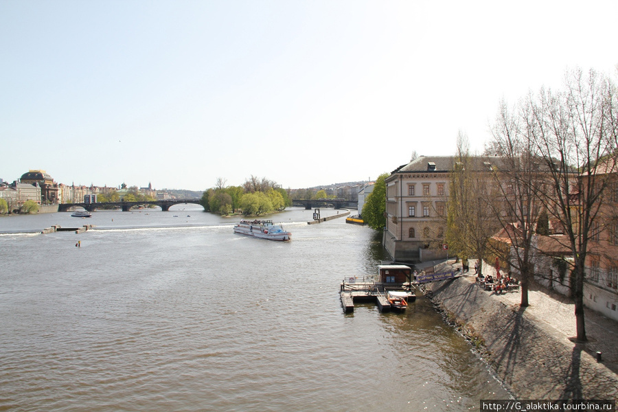 Вид с Карлова Моста, Влтава красивая, глубоководная и широкая. Вода чистая. Прага, Чехия