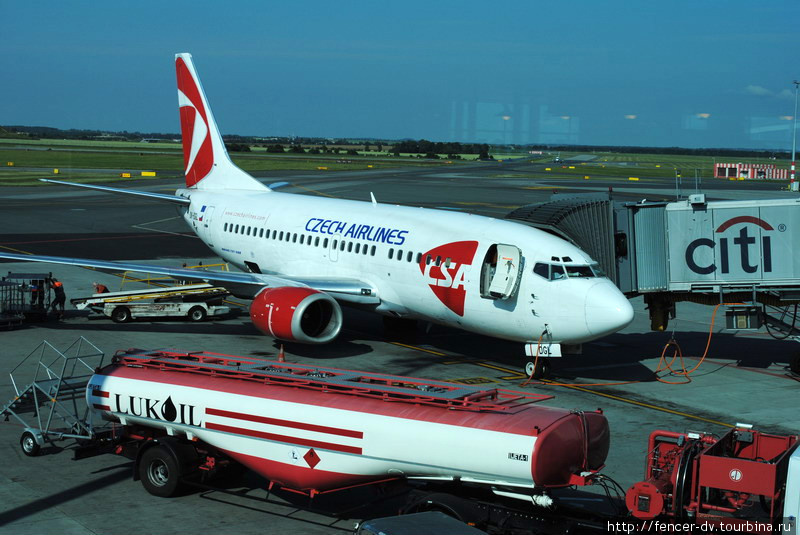 CSA — крупнейшая базирующаяся в пражском аэропорту авиакомпания. А заправщики кстати лукойловские. Прага, Чехия