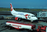 CSA — крупнейшая базирующаяся в пражском аэропорту авиакомпания. А заправщики кстати лукойловские.