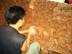 Видели, как мастера работают над картинами из дерева(тика). До 9 месяцев занимает работа над таким деревянным полотном