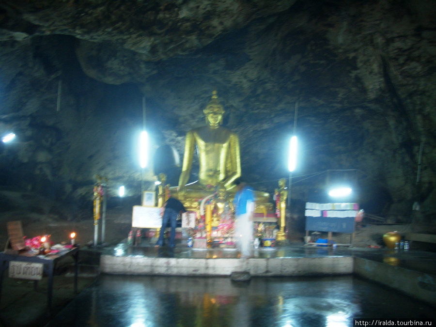 В скале находится пещера с Буддой, где мы слушаем интересную информацию нашего гида о философии буддизма. Канчанабури, Таиланд