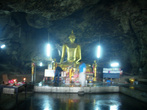 В скале находится пещера с Буддой, где мы слушаем интересную информацию нашего гида о философии буддизма.