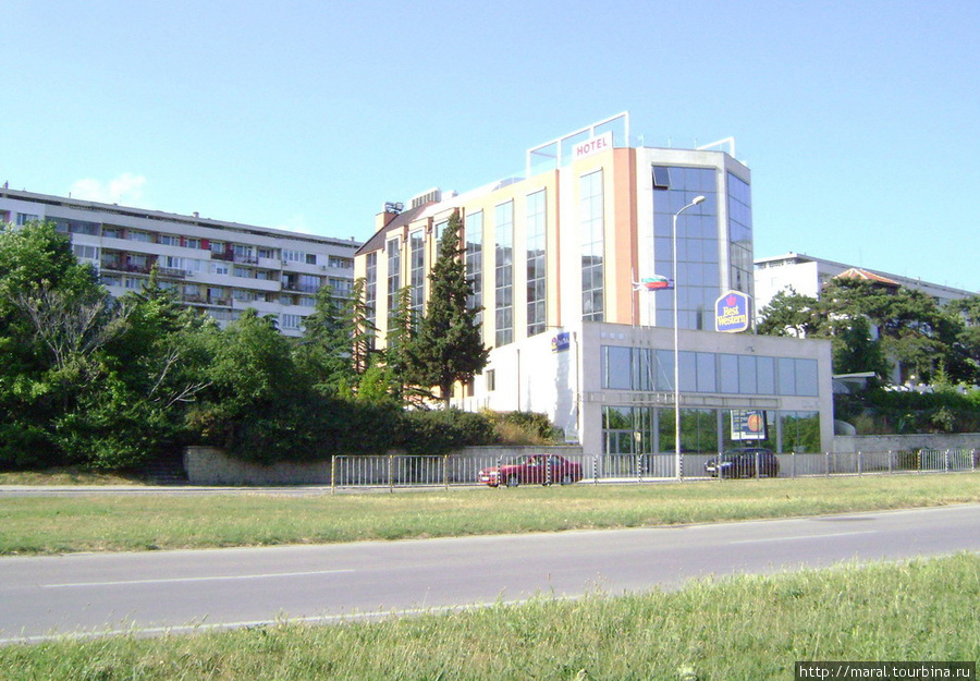 Современное гостиничное здание на фоне застройки социалистической поры Варна, Болгария