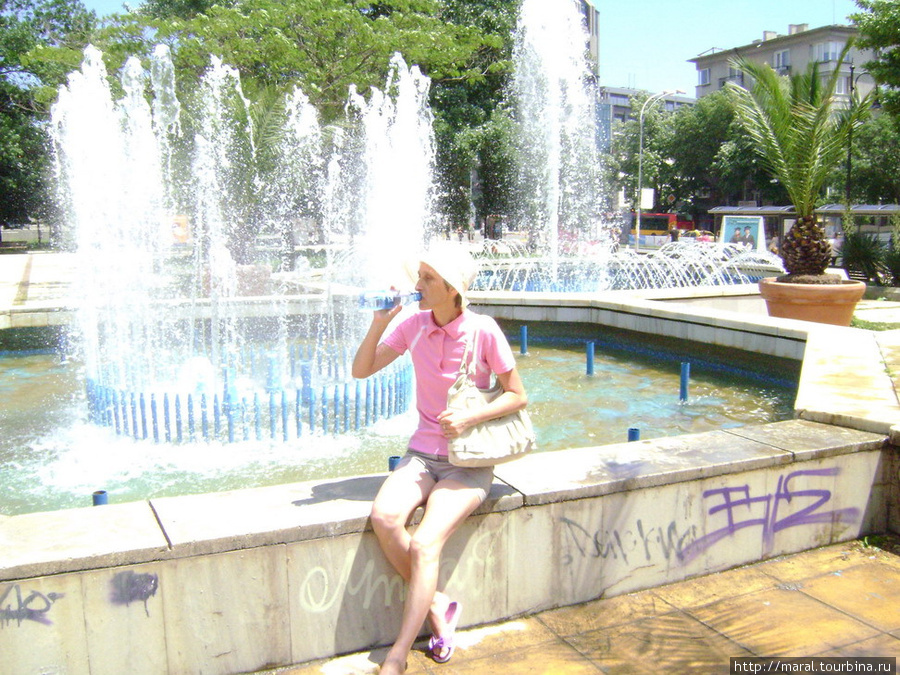 Приятно утолить жажду в прохладе фонтана Варна, Болгария