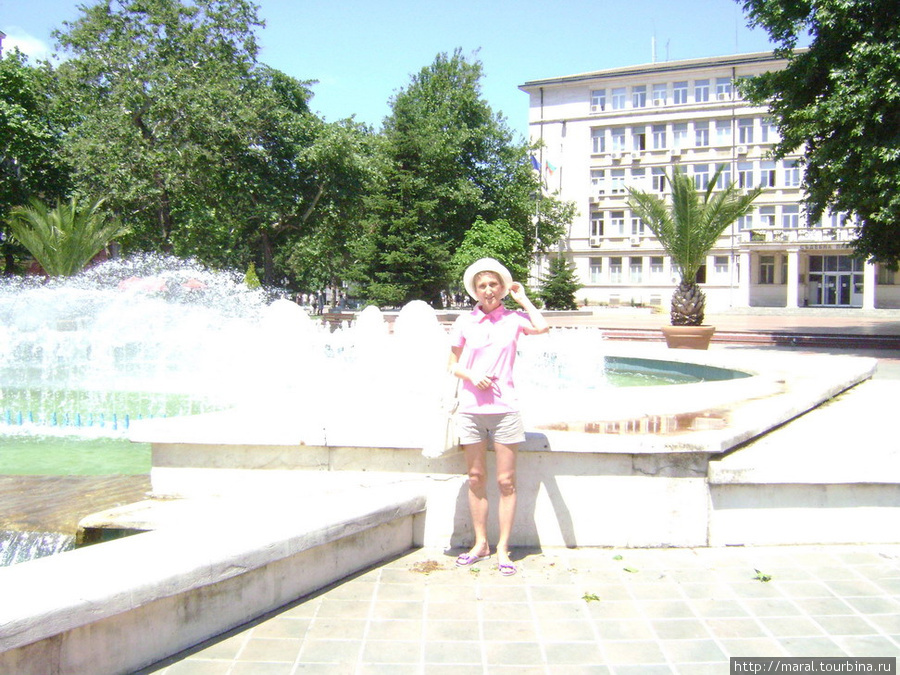 Приятно освободиться от зависимости зноя у фонтана на площади Независимости Варна, Болгария