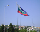 Своё настоящее и будущее Болгария связывает с Евросоюзом. Об этом свидетельствуют национальный флаг и флаг ЕС — самые большие флаги в Европе