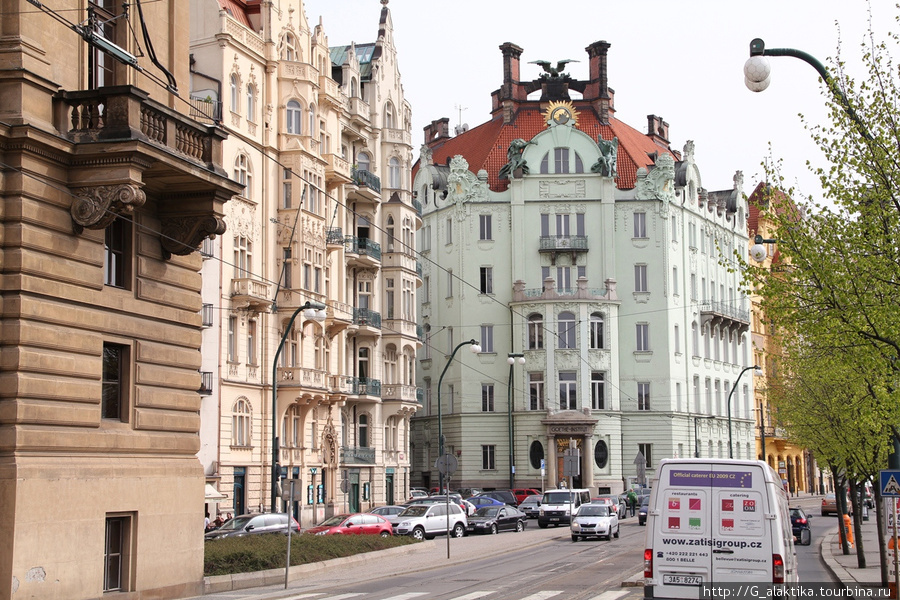 Набережная Праги, с очень красивой архитектурой Прага, Чехия