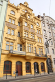 Набережная Праги, с очень красивой архитектурой, домики просто кукольные или из сказок
