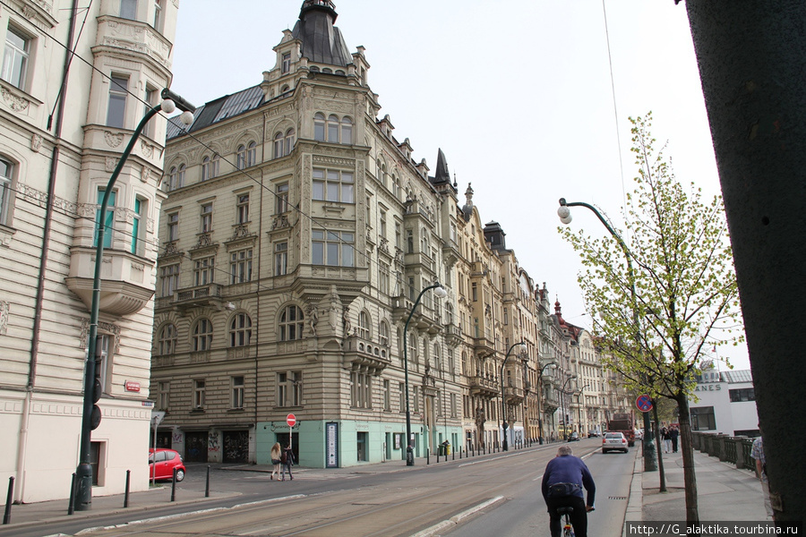 Набережная Праги, с очень красивой архитектурой, домики просто кукольные или из сказок Прага, Чехия