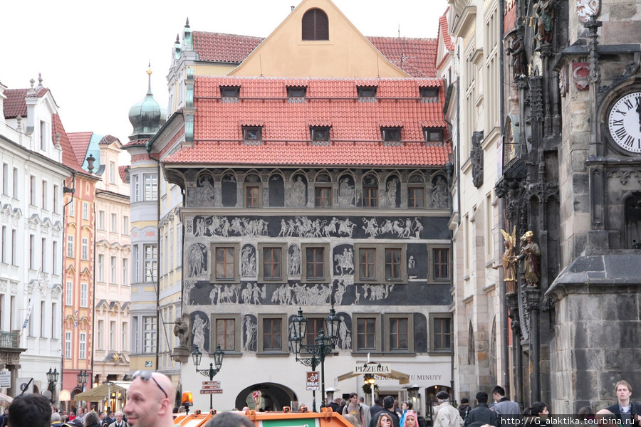 Дом с графити на Староместкой площади Прага, Чехия