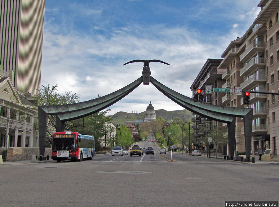 S. State street. Арка Орла иКапитолий штата Юта Солт-Лэйк-Сити, CША