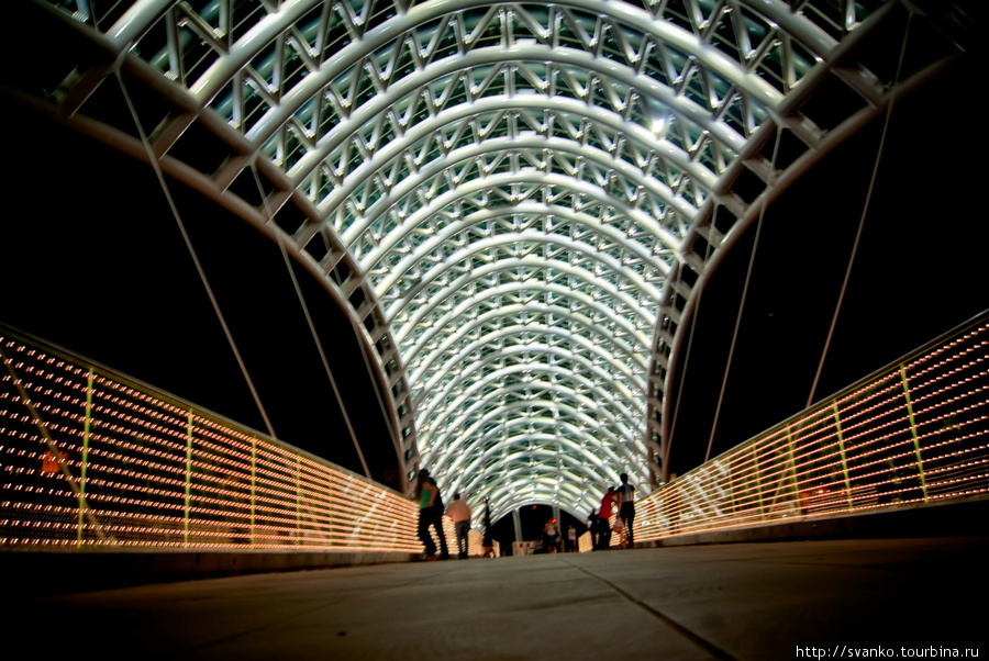Мост Мира, или как его называют в народе Олвейс, за крылатую форму переливается разными световыми эффектами всю ночь, до самого утра. Тбилиси, Грузия