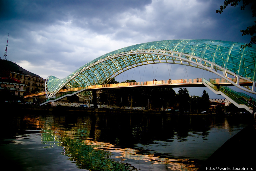 Мост соединяет два берега Мтквари и символизирует связь прошлого и будущего. Тбилиси, Грузия