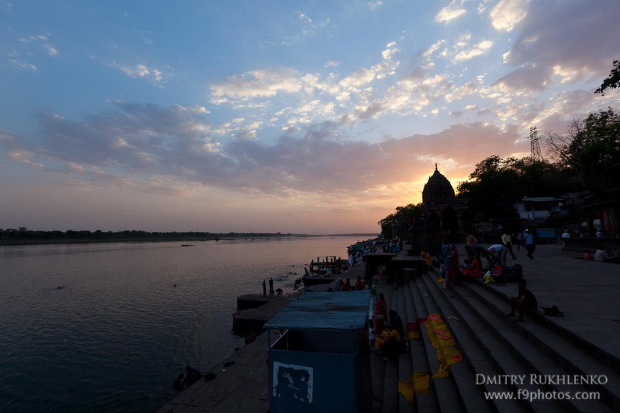 Закат на гхатах Махешвар, Индия