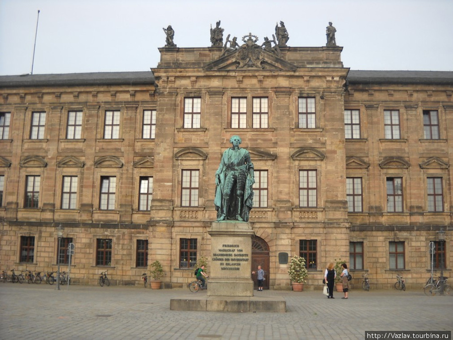 Дворец и памятник перед ним Эрланген, Германия