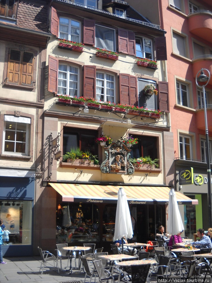 Кафека в живописном месте Страсбург, Франция