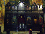 Центральный алтарь посвящён Успению Богородицы, слева — северный алтарь во имя святого благоверного князя Александра Невского