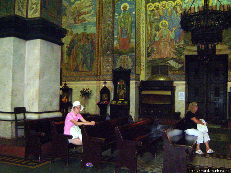 В соборе женщинам позволено находиться с непокрытыми головами, во время богослужений верующим можно сидеть Варна, Болгария