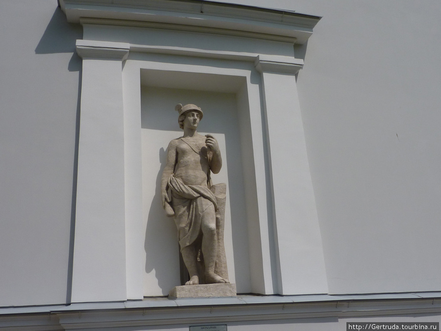 В нишах корпуса скульптуры. Санкт-Петербург, Россия