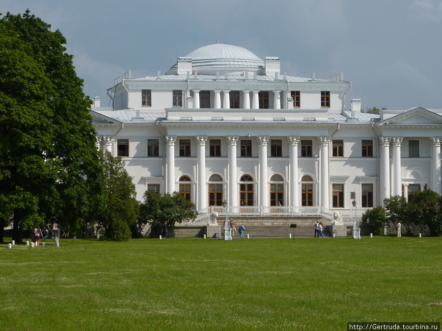 Фасад Елагиностровского дворца. Санкт-Петербург, Россия