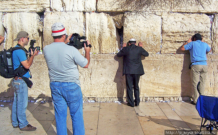 Уважаемый человек. Его со всех сторон окружали камеры. Иерусалим, Израиль
