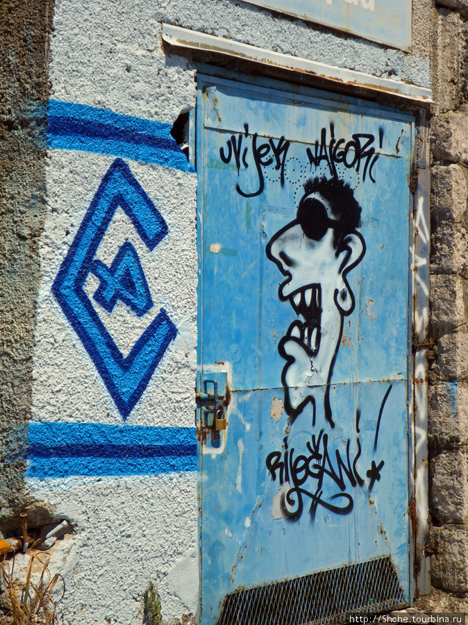 вокруг стадиона множество граффити Риека, Хорватия