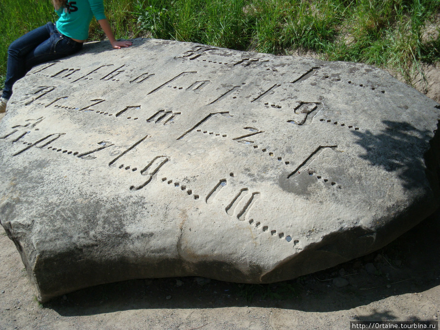 Один из двух таинственных камней Золочевского замка Львов, Украина