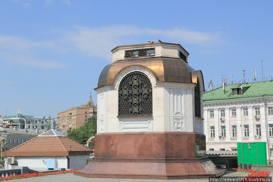 У Храма  Христа Спасителя Москва, Россия