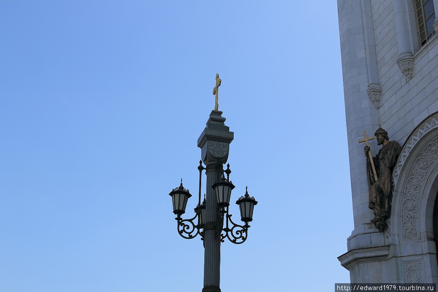 У Храма  Христа Спасителя Москва, Россия