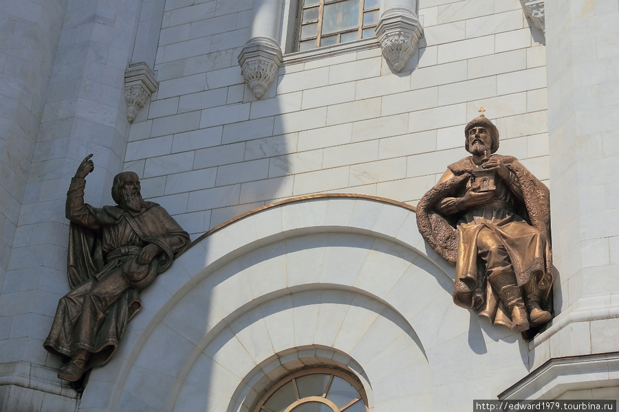 У Храма  Христа Спасителя Москва, Россия