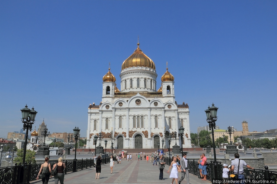 У Храма  Христа Спасителя Москва, Россия