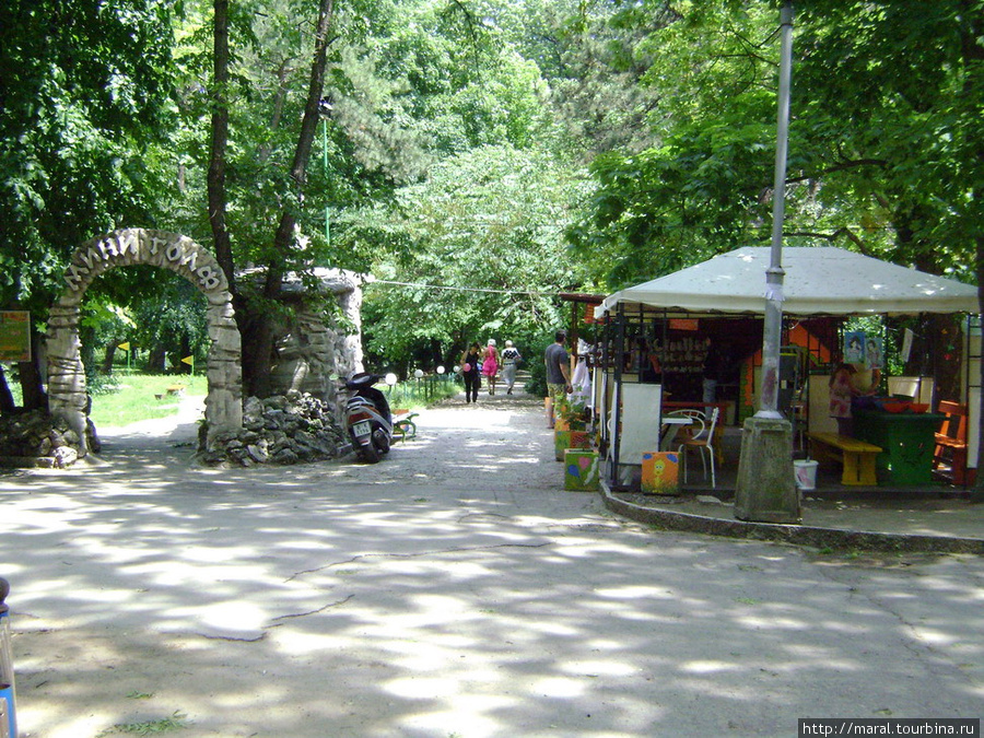 Взрослым тоже есть забава по душе — поле для мини-гольфа Варна, Болгария